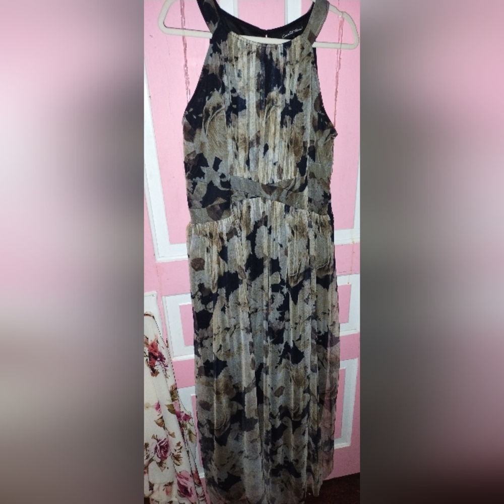 Flowing floral maxi dress